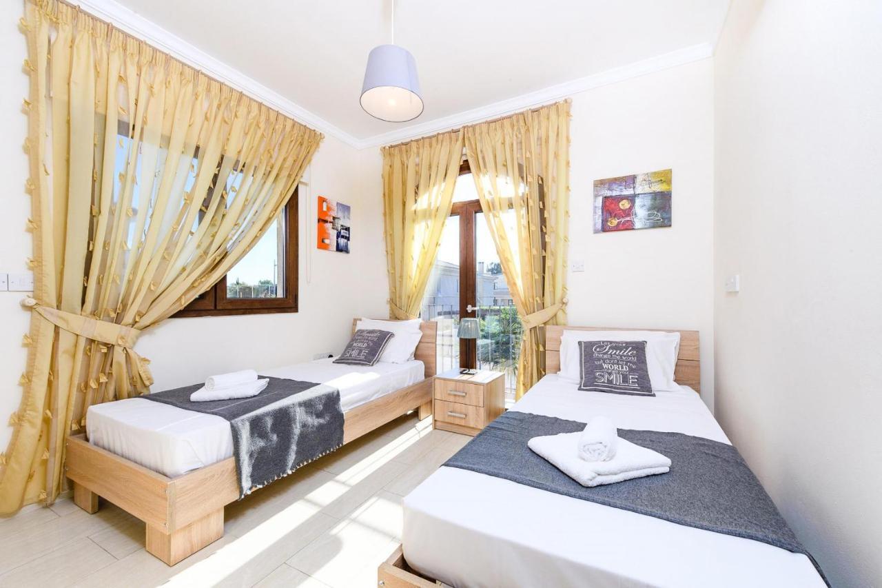 Blue Water Bay Villas Paralimni Exterior foto